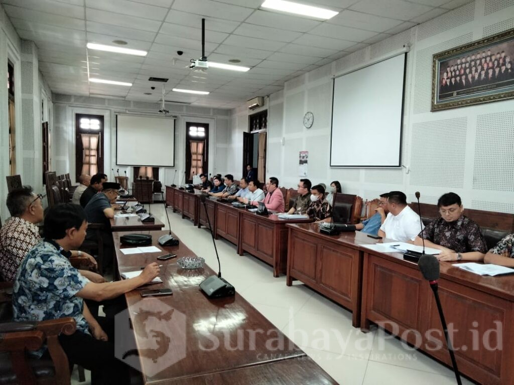 Proses Hearing yang digelar diruang rapat Internal DPRD Kota Malang dihadiri kedua belah pihak serta pihak dari Diskopindag