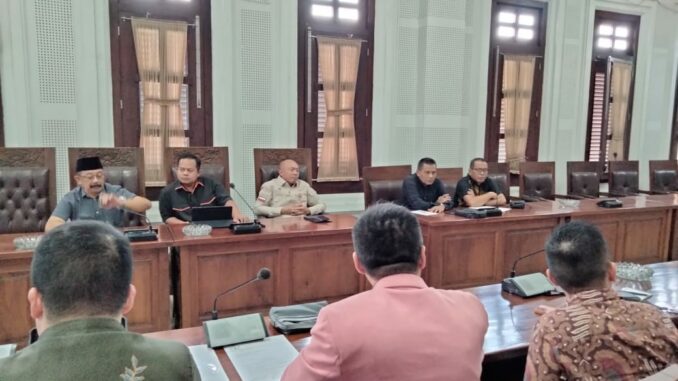 DPRD Kota Malang Fasilitasi Hearing Pemilik Tenant Korban Kebakaran Malang Plaza Dengan PT Hakim Sentausa, Kamis (21/03/2024) siang.