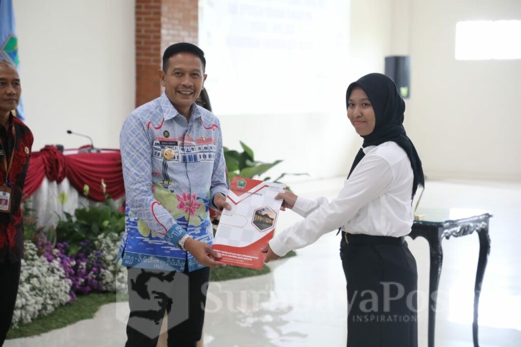 Pj. Walikota Malang, Wahyu Hidayat menyerahkan secara simbolis SK CPNS (Sumber Prokompim)