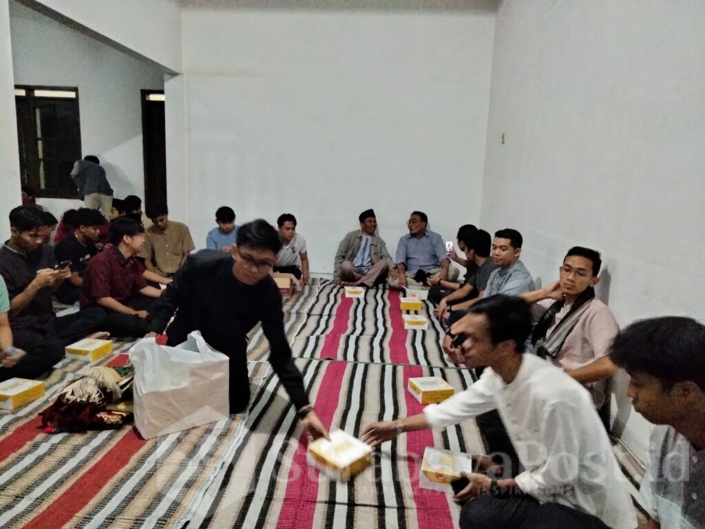 Bentuk kebersamaan, H Sumardhan bersama Ikatan Keluarga Pelajar Mahasiswa Kabupaten Sumbawa Barat di Malang