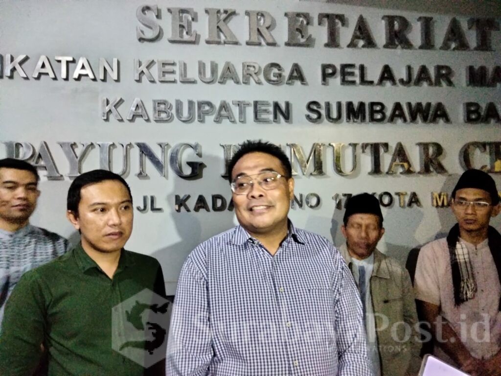 H. Sumardhan, SH, MH bersama pembina IKPM KSB di Malang