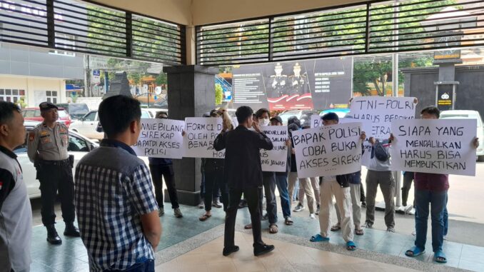 GELAR AKSI: Puluhan massa yang tergabung dalam Aliansi mahasiswa peduli demokrasi mendatangi Polresta Malang Kota, Jumat (22/03/2024)