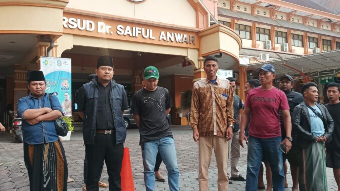 Rafel Maulana Malik Ibrahim bersama anggota paguyuban parkir RSSA saat berada di RSSA Malang. (istimewa)