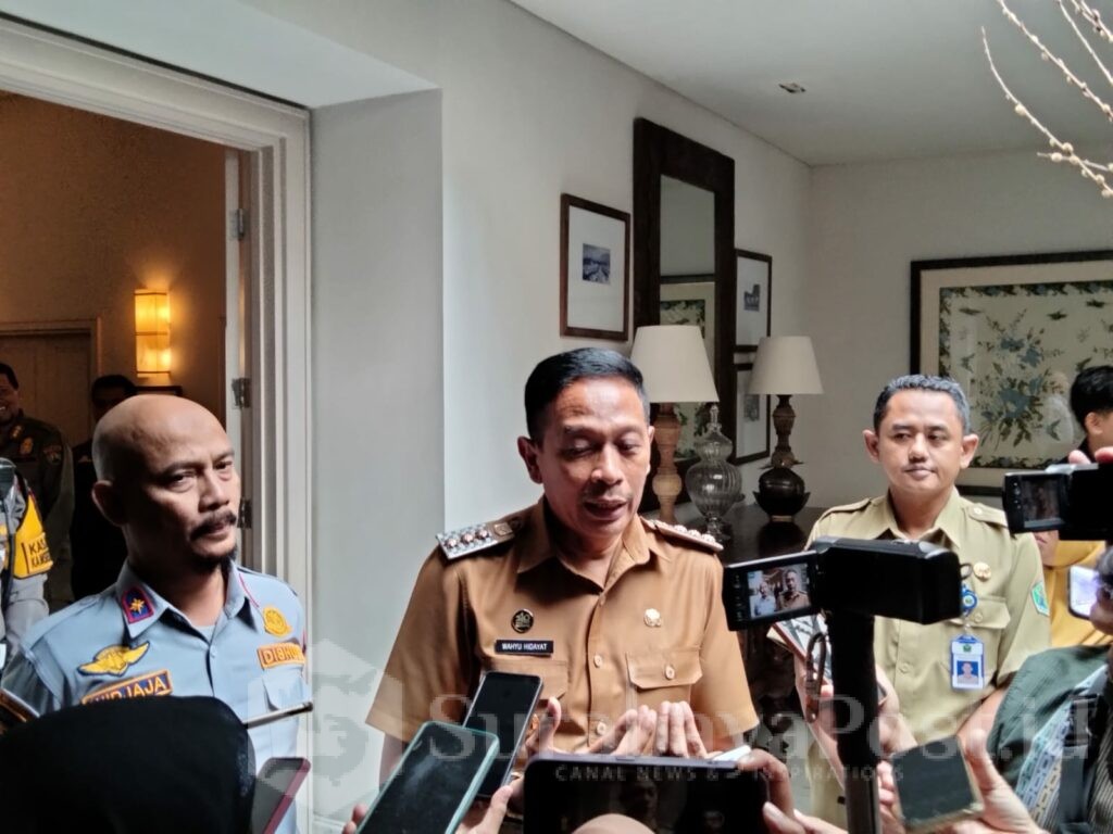 Pj. Wali Kota Malang, Wahyu Hidayat saat memberikan keterangan kepada wartawan