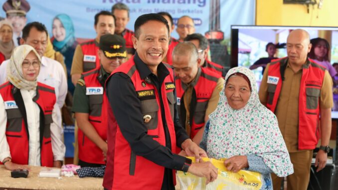 Pulihkan daya beli, Pj Wahyu Hidayat gelontor beras SPHP di Arjowinangun, Kedungkandang, Kota Malang. (Sumber Prokompim)