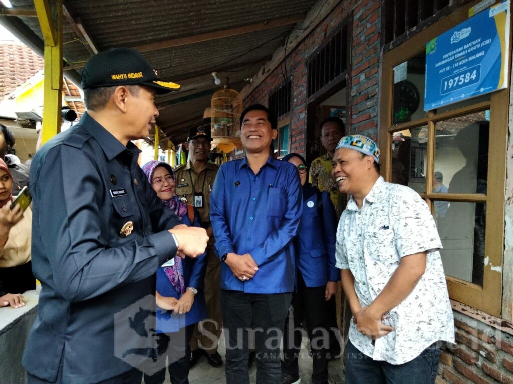 Pj Wali Kota Malang Wahyu Hidayat didampingi Dirut Perumda Tugu Tirta M. Nor Muhlas menyerahkan secara simbolis kepada penerima manfaat, Selasa (26/03/2024)