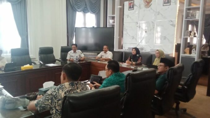 Komisi D DPRD Kota Malang menggelar rapat dengar pendapat bersama dengan Dinas Kesehatan dan perwakilan Rumah Sakit Hermina Tangkuban Perahu, Rabu (20/03/2024).