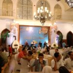 Tamu hotel Majapahit sedang menikmati sajian makanan dan minuman di Balai Adika, Kamis (28/03/2024)