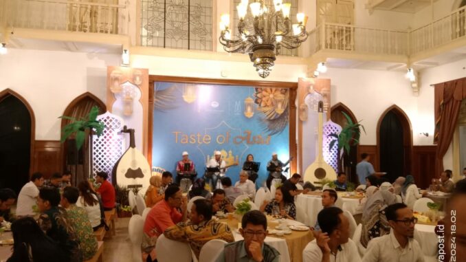 Tamu hotel Majapahit sedang menikmati sajian makanan dan minuman di Balai Adika, Kamis (28/03/2024)