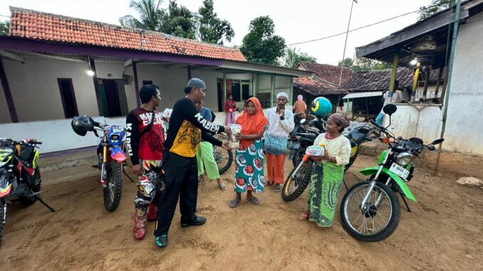 Komunitas GTT Pamekasan berbagi berkah dibulan suci Ramadan. Kegiatan tersebut dikemas dalam bakti sosial di Kecamatan Palengaan Pamekasan, Madura, Jawa Timur, Sabtu 30 Maret 2024. (ist)