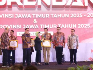 Prestasi meningkat, Pj Wali Kota Malang, Wahyu Hidayat terima penghargaan PPD terbaik Pertama tingkat Jawa Timur. (Sumber Prokompim)