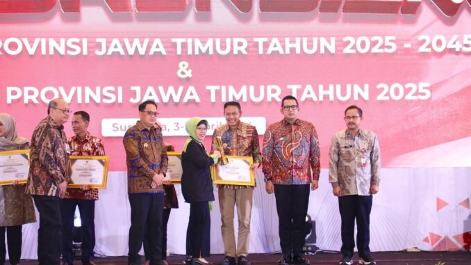Prestasi meningkat, Pj Wali Kota Malang, Wahyu Hidayat terima penghargaan PPD terbaik Pertama tingkat Jawa Timur. (Sumber Prokompim)