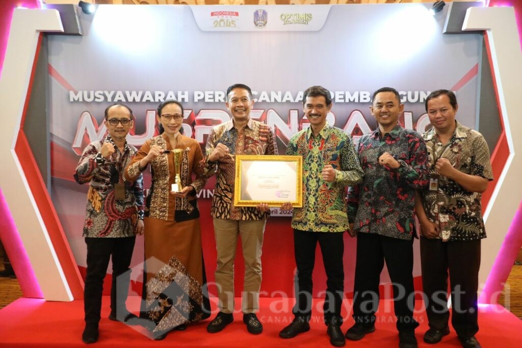 Pj. Walikota Wahyu Hidayat pose bersama jajaran Organisasi Perangkat Daerah dengan menunjukkan piagam penghargaan. (Sumber Prokompim)