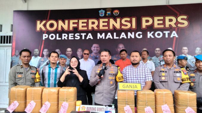 Kapolresta Malang Kota, Kombes Pol Budi Hermanto saat menggelar konferensi pers hasil ungkap 42 kilogram ganja, Selasa (09/04/2024) siang