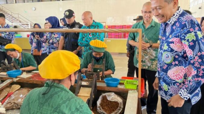 Pastikan Pekerja Pabrik Rokok Terima THR, Bagini Yang Dilakukan Pj. Walikota Malang