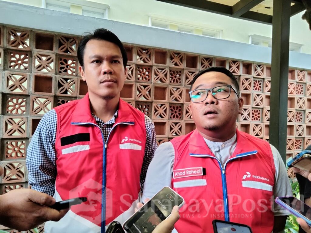 Area Manager Comm, Rel & CSR Pertamina Patra Niaga Regional Jatimbalinus, Ahad Rahedi (kanan) saat memberikan keterangan kepada wartawan