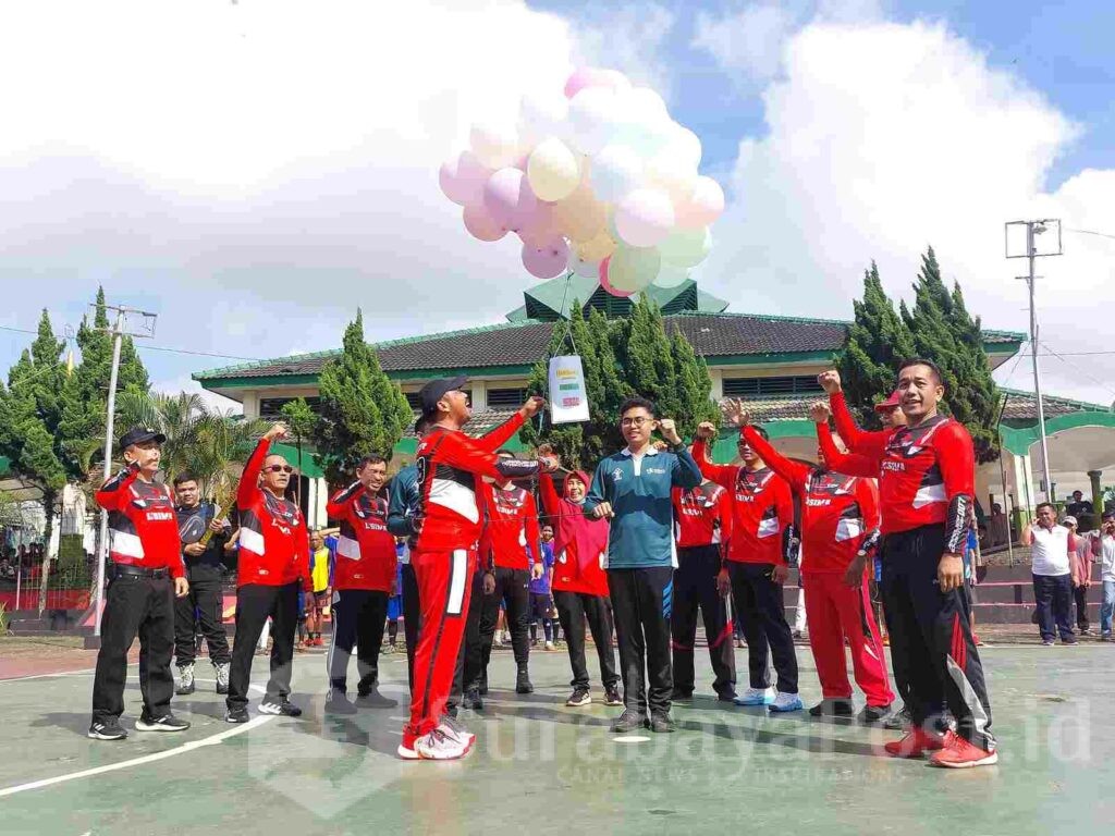 Pelepasan balon oleh Kalapas Ketut Akbar Herry Achjar pertanda pekan olahraga resmi dibuka. (Sumber Lapas Kelas 1 Malang)