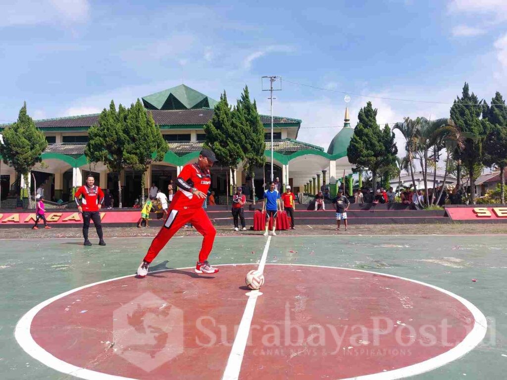 Kalapas Ketut Akbar Herry Achjar menendang bola dalam pembukaan Pekan Olahraga (Dok. Lapas)