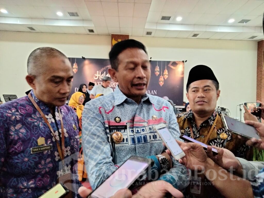 Pj. Wahyu Hidayat memberikan keterangan kepada wartawan
