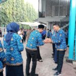 Disela halalbihalal, Pj. Wali Kota Malang Dr. Ir. Wahyu Hidayat, MM, memantau pelayanan publik pada awal masuk kerja usai libur panjang. (ist)