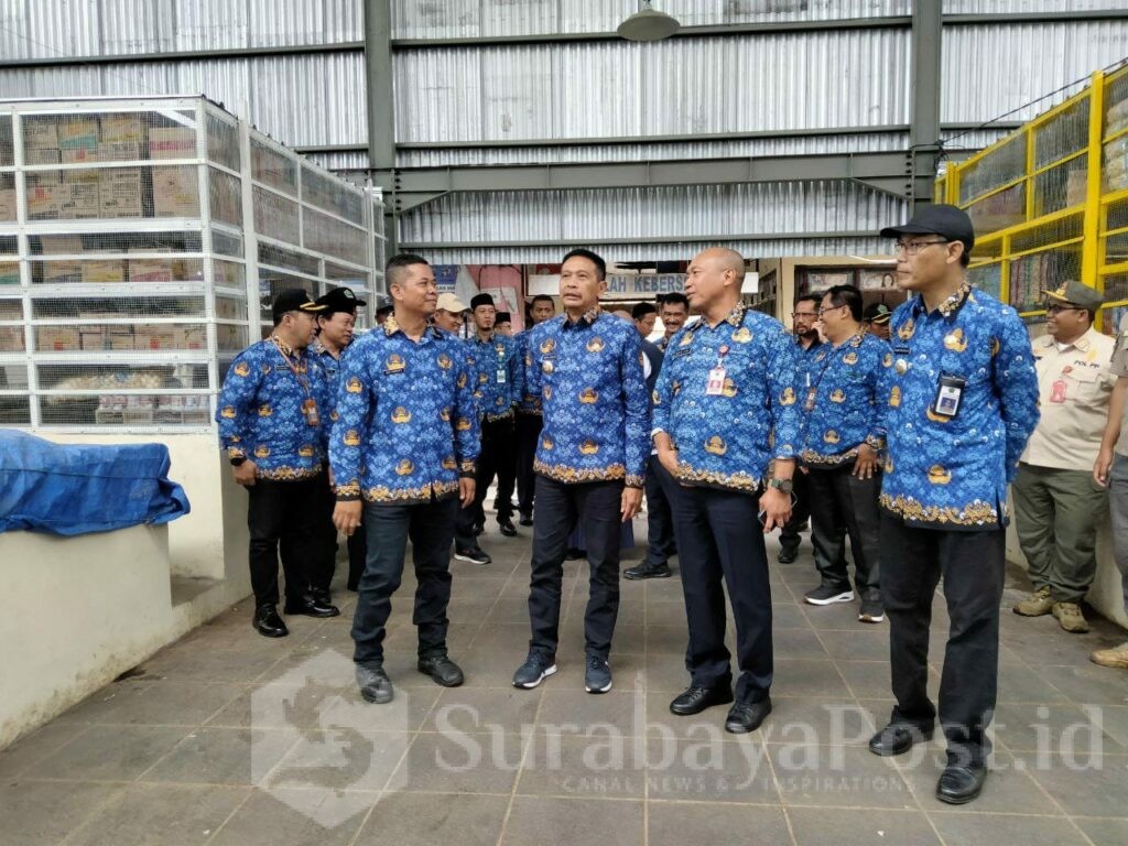 Pantau kondisi Pasar Madyopuro, Pj. Wali Kota Malang, Wahyu Hidayat memberikan catatan ke Diskoperindag. (ist)