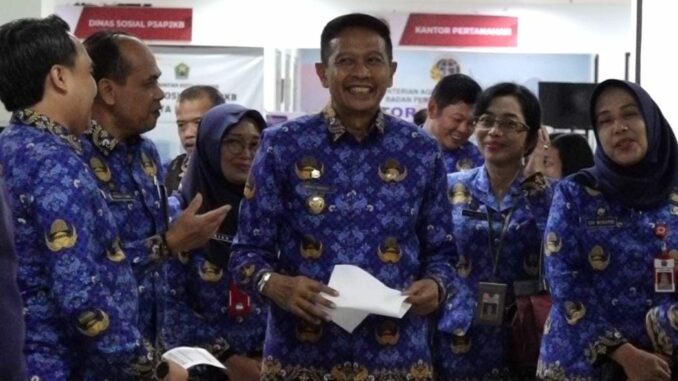 Pj. Wali Kota Malang, Wahyu Hidayat saat melakukan kunjungan sekalian memantau pelaksanaan vaksinasi calon jamaah haji di Puskesmas Ki Ageng Gribig pada Rabu 17 April 2024. (ist)