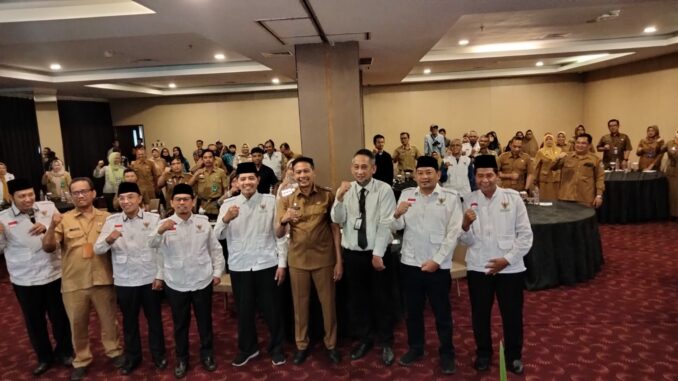 Pi Wali Kota Malang, Wahyu Hidayat (empat dari kanan) bersama pengurus BAZNAS dan UPZ dalam acara Kupatan BAZNAS Kota Malang dan Rapat Kerja Bersama UPZ, Selasa (23/04/2024)