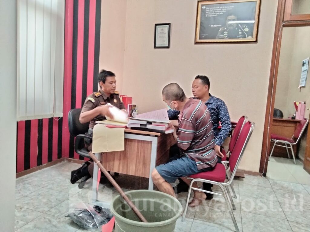 Jaksa penuntut umum (JPU) Kejari Kota Malang menerima pelimpahan tersangka mutilasi, James Loodewyk Tomatala didampingi penasehat hukumnya