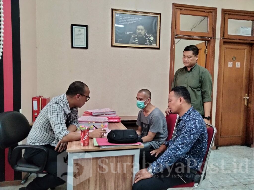 Tersangka mutilasi, Abdul Rahman didampingi kuasa hukumnya serta penyidik Polresta Malang Kota saat menyerahkan berkas pelimpahan ke JPU Kejari Kota Malang