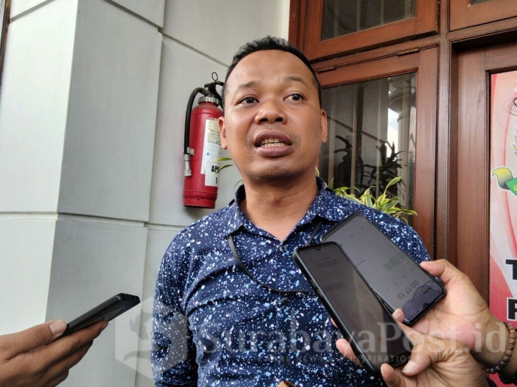 Guntur Putra Abdi Wijaya, penasehat hukum dua tersangka pelaku mutilasi saat memberikan keterangan kepada wartawan