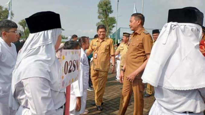 Pj Wali Kota Malang, Wahyu Hidayat secara simbolis membuka kompetisi olahraga, seni dan busana muslim antar SD se-Kota Malang. (istimewa)