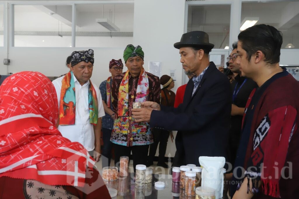 Pj. Wahyu Hidayat mendampingi Menkop UKM Teten Masduki saat berada di MCC Kota Malang