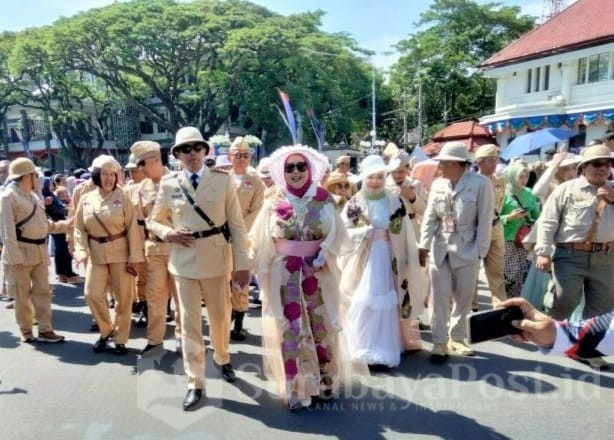 Dengan menggunakan pakaian pejuang, Pj Wahyu Hidayat memimpin rombongan Pawai Budaya dalam rangka memperingati HUT ke 110 Kota Malang, Sabtu (27/04/2024)