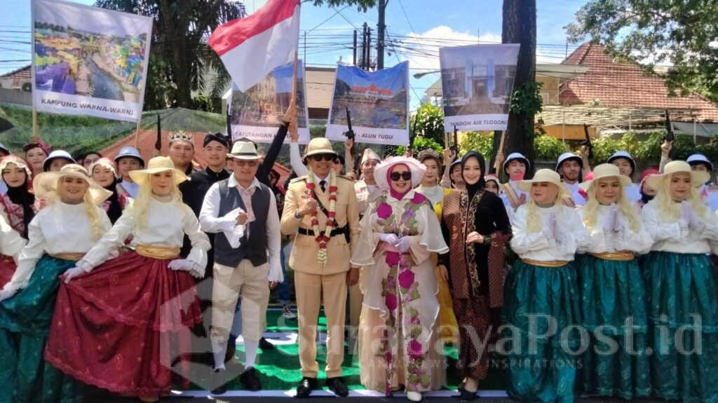 Peserta Pawai Budaya dari Perumda Tugu Tirta pose bersama dengan Pj. Walikota Wahyu Hidayat