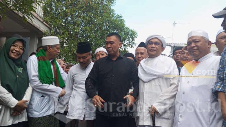 Abah Anton datang ke Kantor PKB diantar ratusan pendukungnya