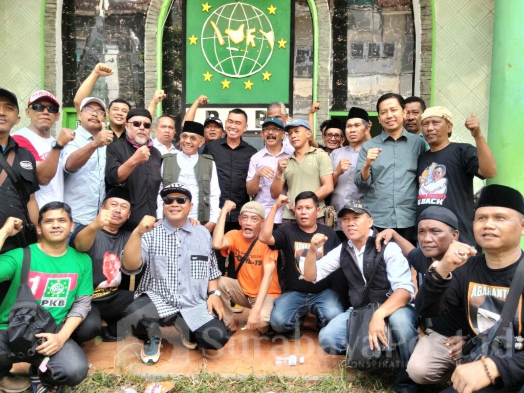 Abah Anton pose bersama ratusan pendukungnya usai resmi mendaftar calon kepala daerah di DPC PKB Kota Malang