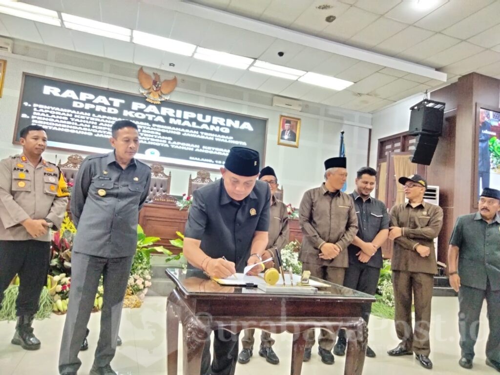 Ketua DPRD Kota Malang, I Made Riandiana Kartika menandatangani hasil rapat paripurna, Senin (13/05/2024).