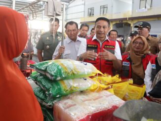 Pj. Wahyu Hidayat saat memimpin sidak TPID Kota Malang ke pasar tradisional, Selasa 21 Mei 2024. (Sumber Prokompim)