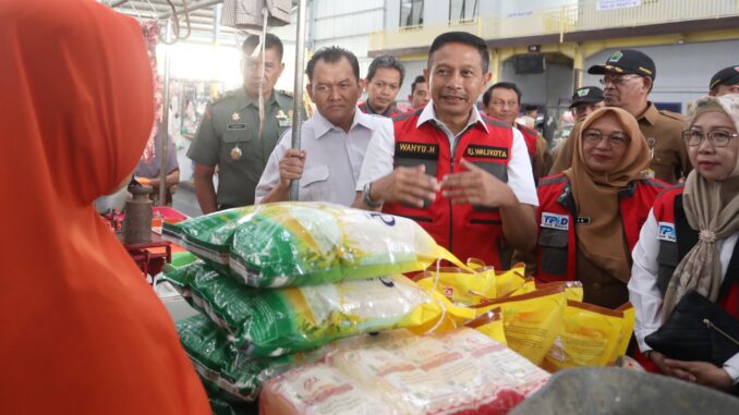 Pj. Wahyu Hidayat saat memimpin sidak TPID Kota Malang ke pasar tradisional, Selasa 21 Mei 2024. (Sumber Prokompim)