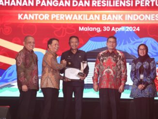 Pj. Wali Kota Malang, Wahyu Hidayat saat menerima penghargaan terbaik 1 dari Bank Indonesia kantor Perwakilan Malang, Selasa (30/04/2024)