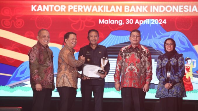 Pj. Wali Kota Malang, Wahyu Hidayat saat menerima penghargaan terbaik 1 dari Bank Indonesia kantor Perwakilan Malang, Selasa (30/04/2024)