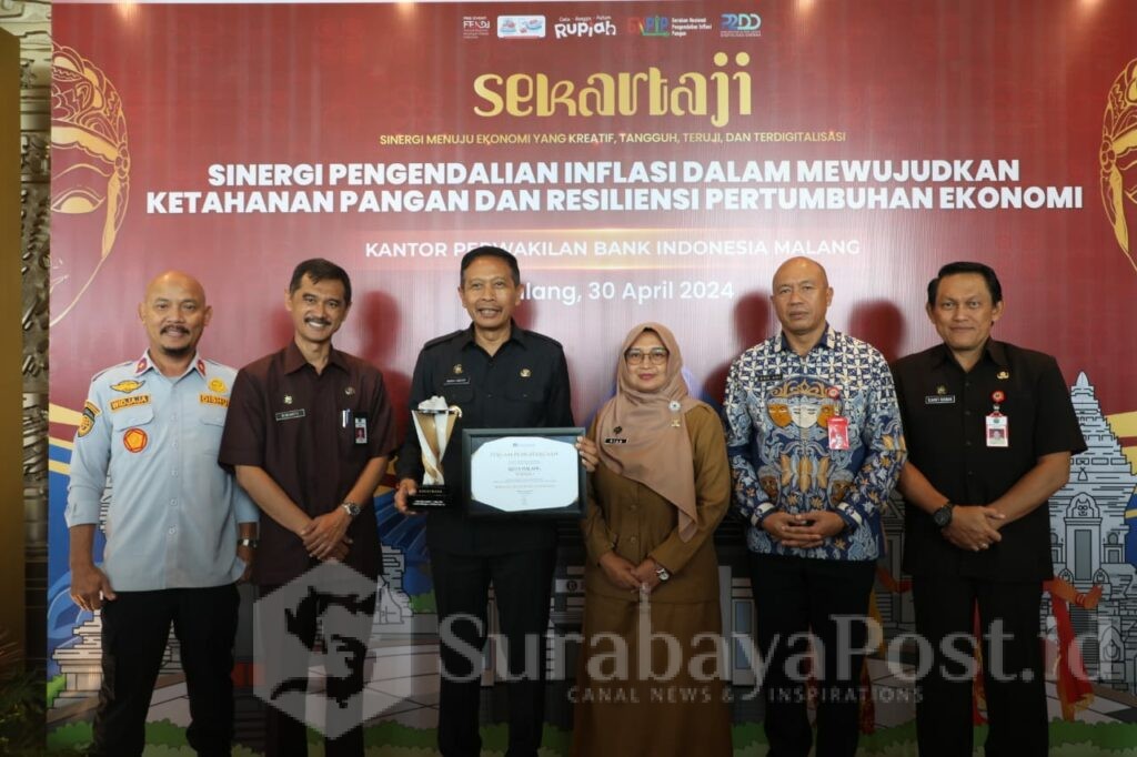 TERBAIK: Pj. Wali Kota Malang, Wahyu Hidayat pose bersama jajaran OPD Pemkot Malang