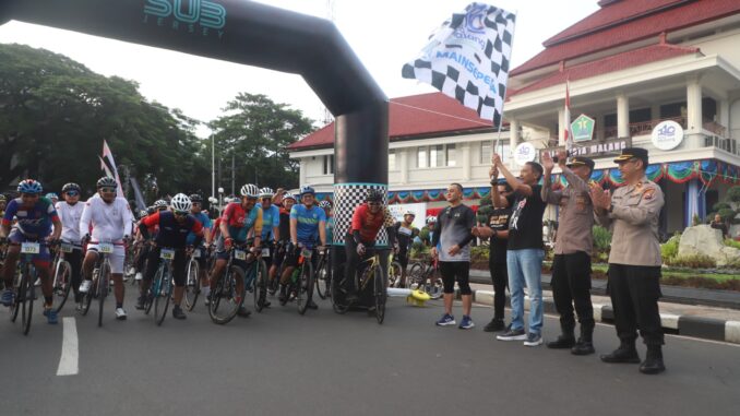 Pj. Wali Kota Malang Dr. Ir. Wahyu Hidayat, M.M. memberangkatkan peserta "Rolling Into 110 Years: Join Malang's Bike Festivity",  Rabu 1 Mei 2024. (Sumber Prokompim)