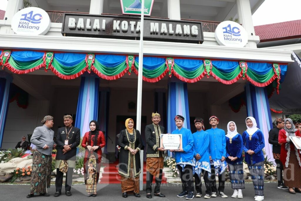 Pj. Wali Kota Malang, Wahyu Hidayat memberikan piagam penghargaan kepada siswa berprestasi dalam bidang olahraga. (Sumber Prokompim)