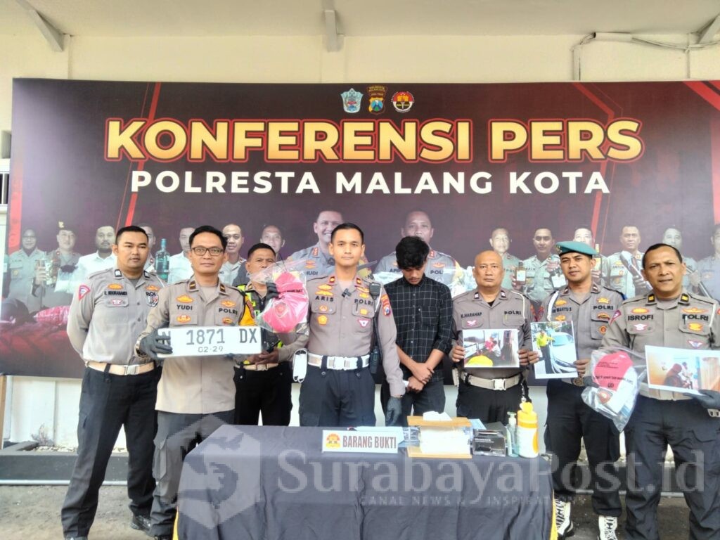 Kasatlantas Polresta Malang Kota, Kompol Aristianto menunjukkan barang bukti pelaku tabrak lari dalam konferensi pers, Jumat 8 Mei 2024.