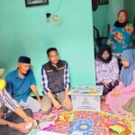Pj. Walikota Malang, Wahyu Hidayat menyalurkan bantuan sosial berupa beasiswa ke ratusan pelajar, Sabtu (11/05/2024)