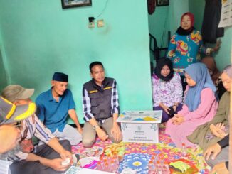 Pj. Walikota Malang, Wahyu Hidayat menyalurkan bantuan sosial berupa beasiswa ke ratusan pelajar, Sabtu (11/05/2024)