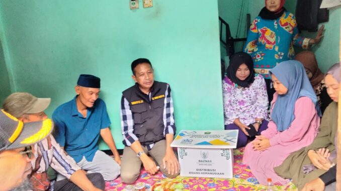 Pj. Walikota Malang, Wahyu Hidayat menyalurkan bantuan sosial berupa beasiswa ke ratusan pelajar, Sabtu (11/05/2024)