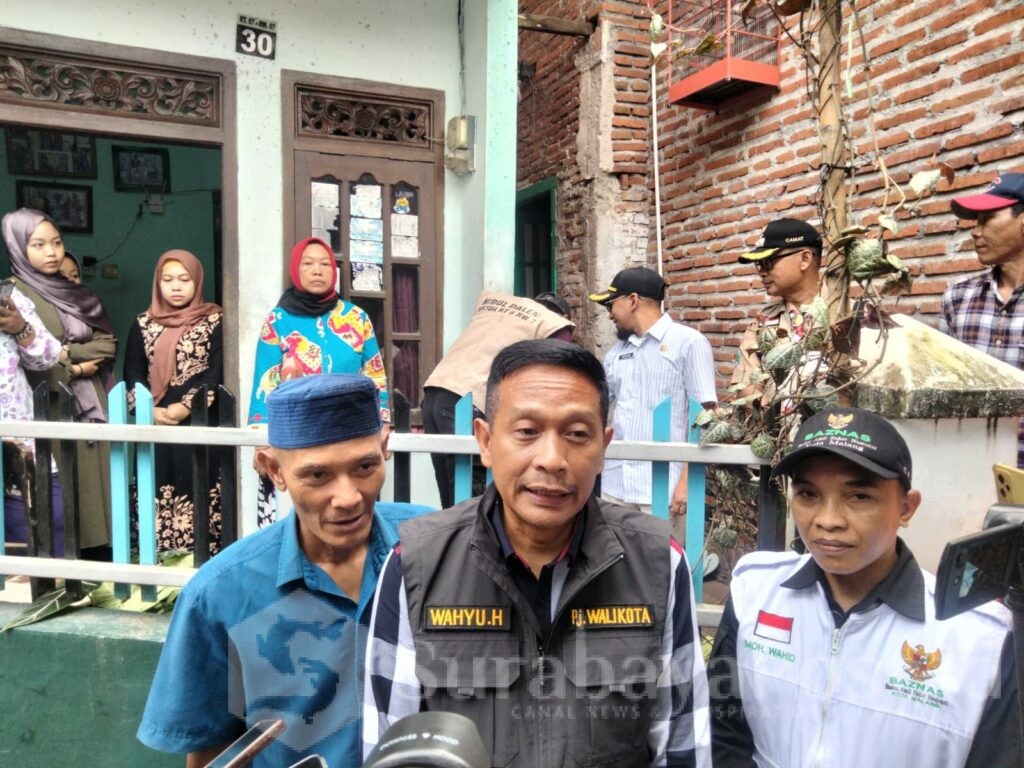 Pj Wahyu Hidayat saat memberikan keterangan kepada wartawan usai menyalurkan beasiswa ke sejumlah pelajar