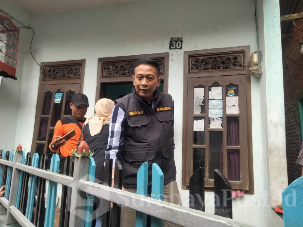 Pj. Wahyu Hidayat disalah satu rumah pelajar yang mendapat bantuan beasiswa dari Pemkot Malang